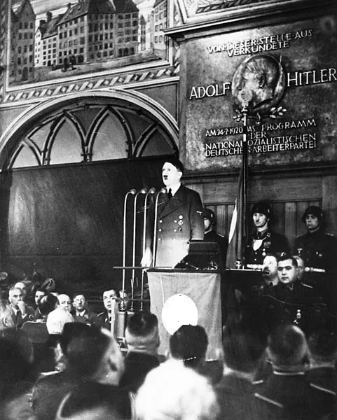 Bild 4 - Hitler spricht im Hofbräuhaus Hitler spricht im Hofbräuhaus