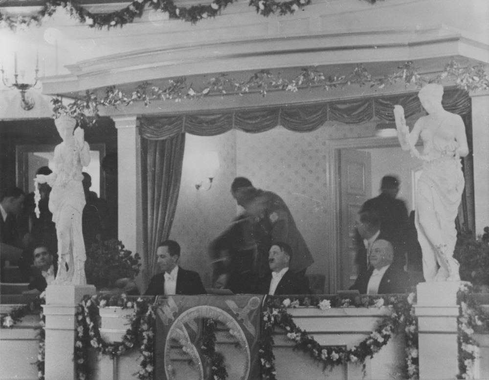 Hitler-im-Theater-mit-Goebbels Hitler-im-Theater-mit-Goebbels-c-Stadtarchiv-DE-1992-FS-NS-00474