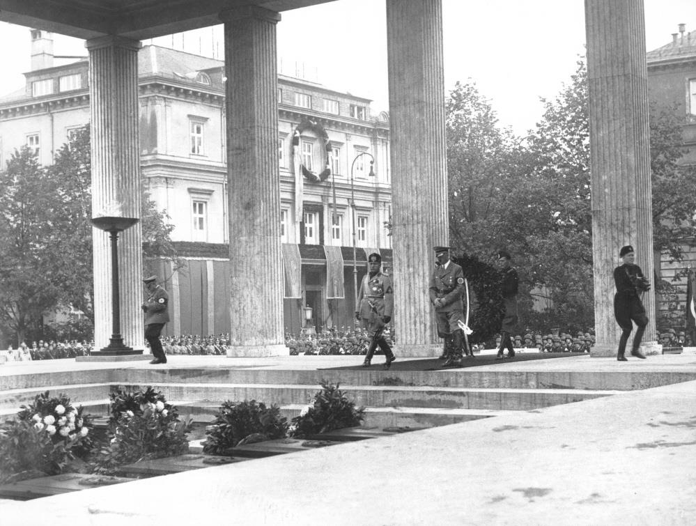 Hitler und Musolini bei der Kranzniederlegung am "Ehrentempel" ©Bundesarchiv Hitler und Musolini bei der Kranzniederlegung am "Ehrentempel" ©Bundesarchiv